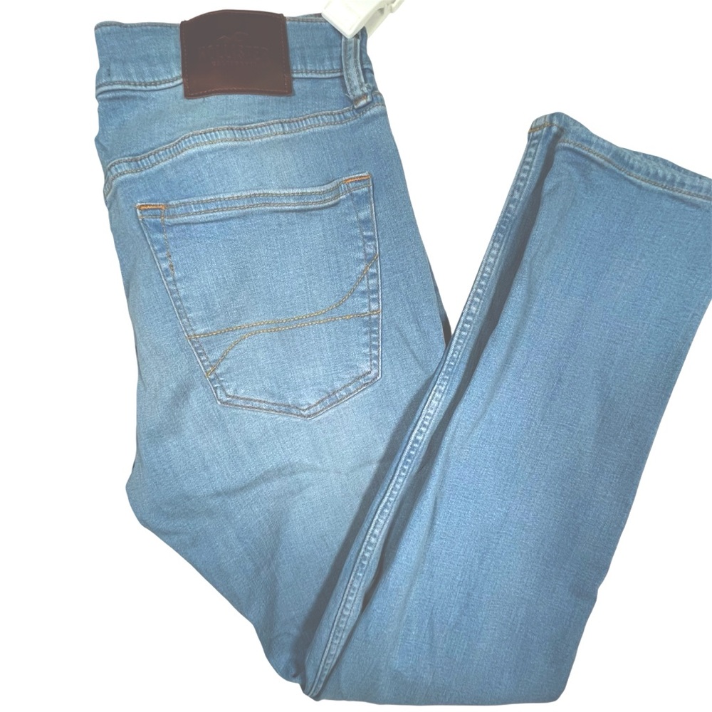 Hollister Men's Blue Slim Jeans
Waist 33 EUC Light Wash Denim